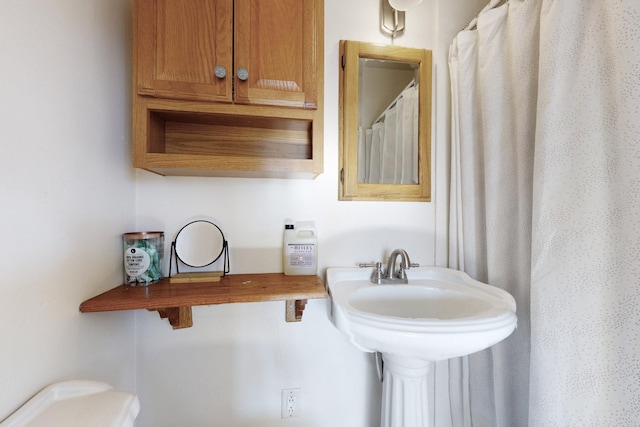 bathroom featuring sink