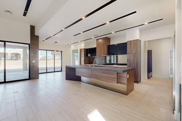 kitchen featuring sink, a breakfast bar area, and decorative backsplash