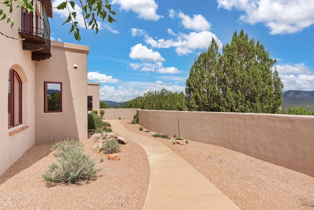 view of yard with a mountain view