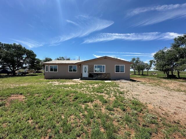 view of front of property featuring a front lawn