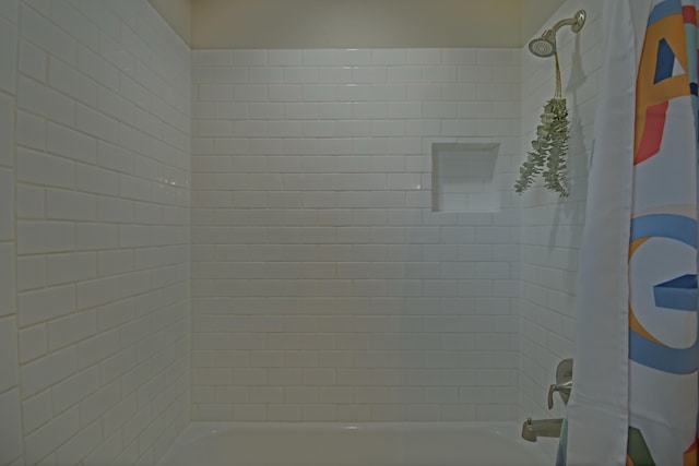 room details with shower / tub combo with curtain