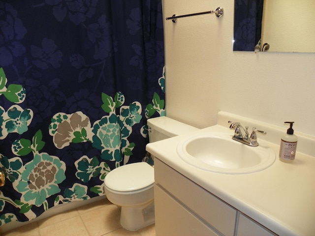 full bath featuring tile patterned flooring, curtained shower, vanity, and toilet