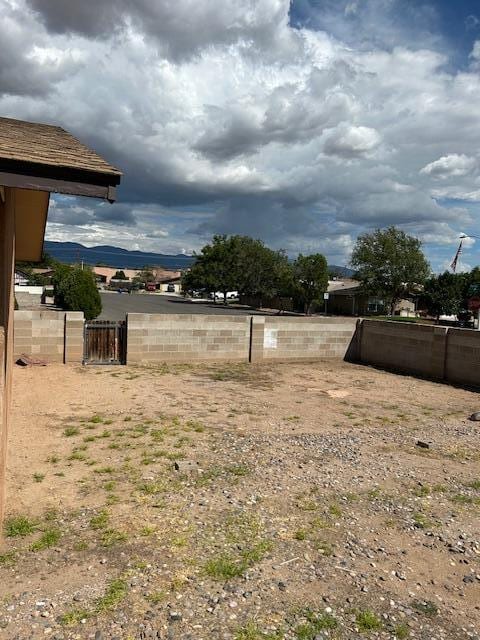 view of yard featuring a mountain view