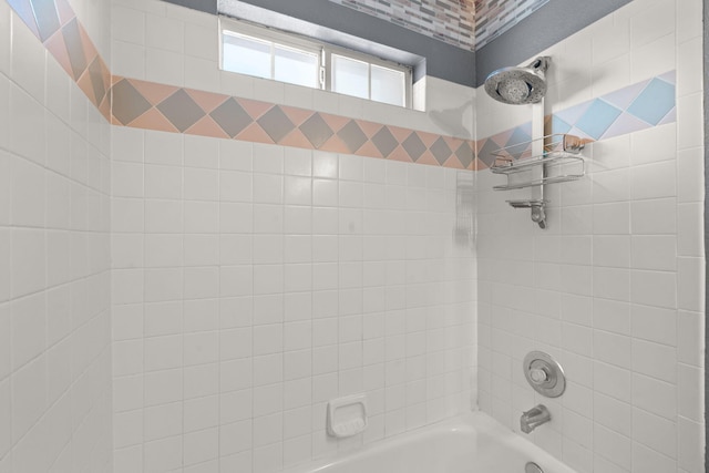 bathroom with tiled shower / bath combo