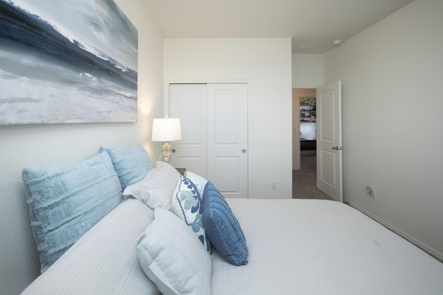 bedroom featuring carpet flooring and a closet