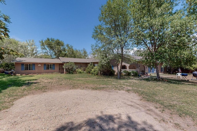 single story home with a front yard