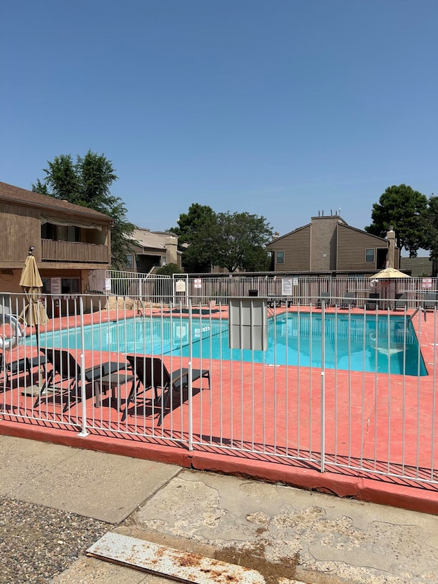 view of swimming pool