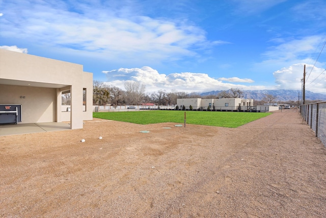 view of yard with a mountain view