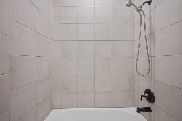 bathroom with tiled shower / bath