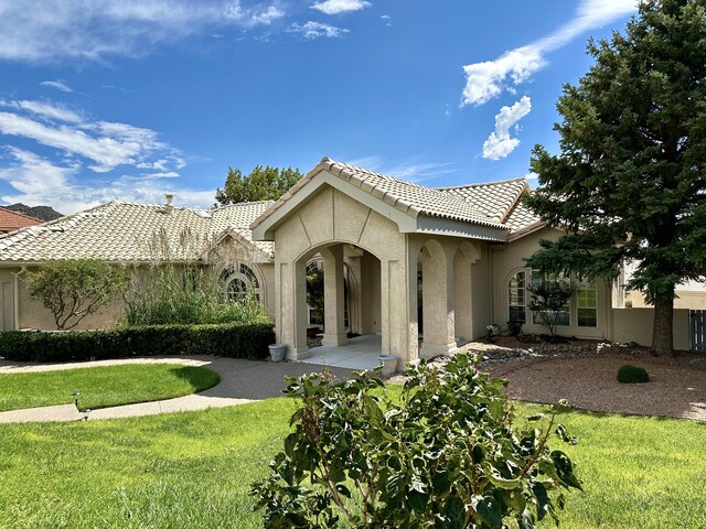 view of front of property featuring a front yard