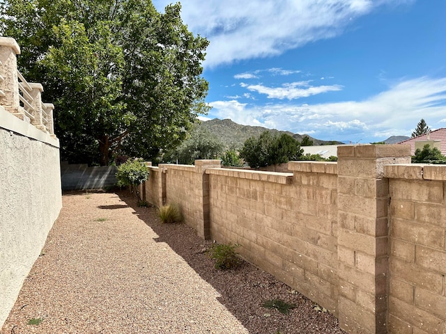 view of yard featuring a mountain view