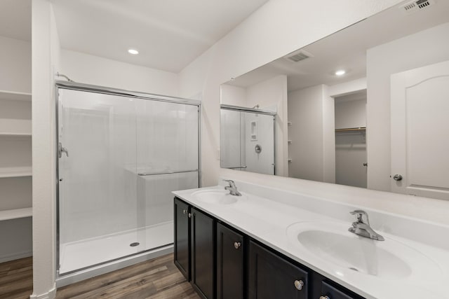 961 Berman St SW, Albuquerque, NM 87121 - bathroom featuring visible vents, a walk in closet, a sink, and wood finished floors
