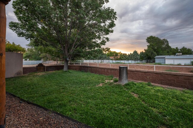 view of yard at dusk