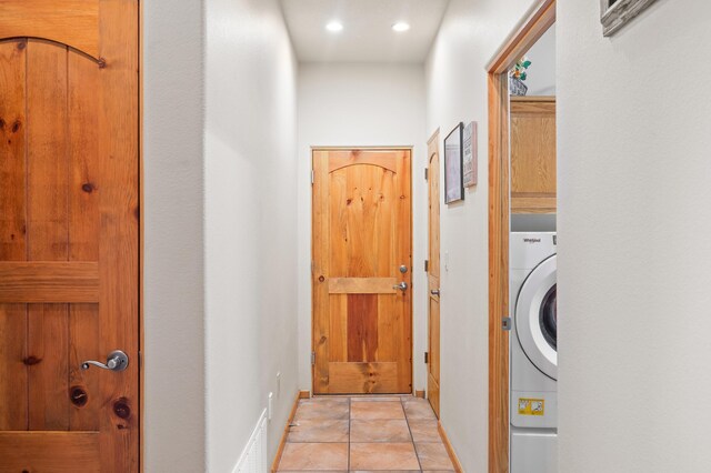 laundry room featuring light tile patterned floors, washer / clothes dryer, and cabinets