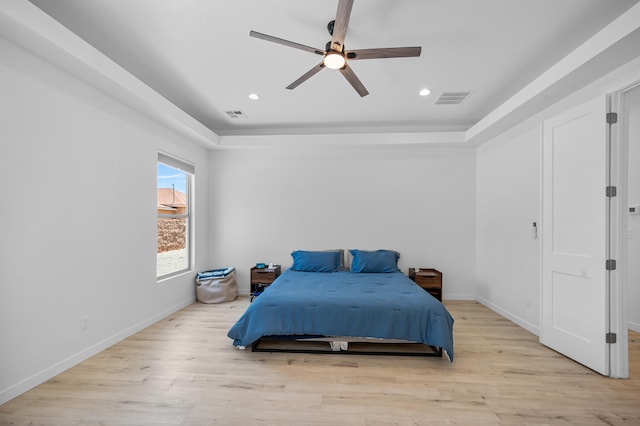 bedroom featuring light wood-style floors, recessed lighting, visible vents, and baseboards