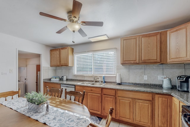 kitchen featuring washer / clothes dryer, tasteful backsplash, sink, and ceiling fan