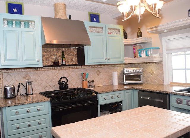 kitchen featuring a textured ceiling, black appliances, a notable chandelier, and tasteful backsplash