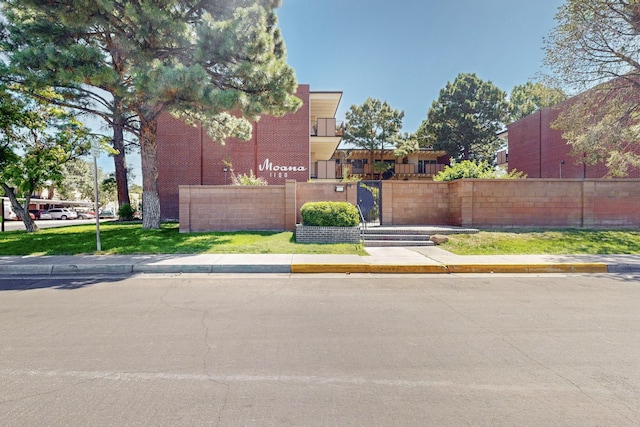 townhome / multi-family property featuring a fenced front yard