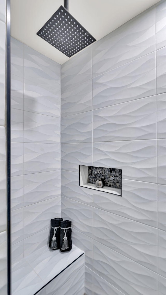 full bath with tiled shower