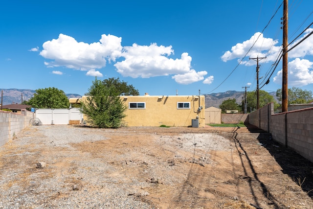 view of yard with a mountain view