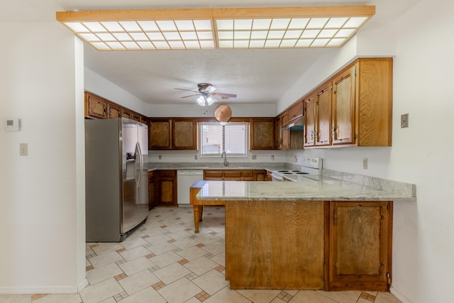 kitchen featuring ceiling fan, sink, kitchen peninsula, and white appliances