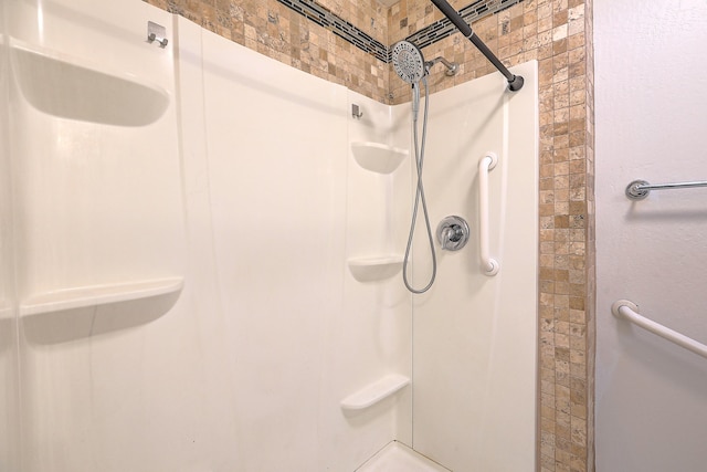 bathroom featuring tiled shower