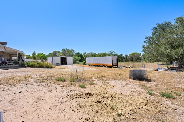 view of yard featuring an outbuilding