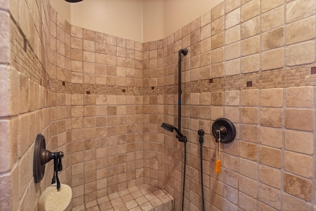 bathroom featuring a tile shower