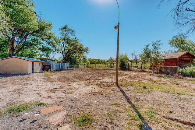 view of yard featuring a shed