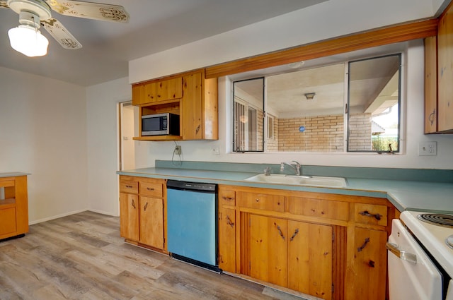 kitchen featuring ceiling fan, sink, stainless steel appliances, and light hardwood / wood-style flooring