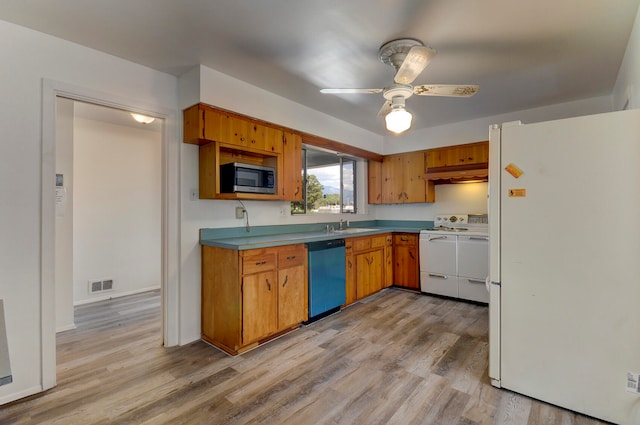 kitchen with light hardwood / wood-style floors, ceiling fan, sink, and stainless steel appliances