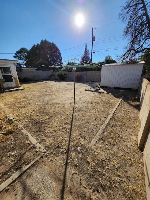 view of yard with a storage shed