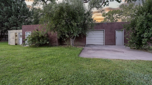 view of yard at dusk