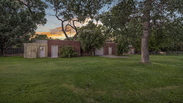 view of yard at dusk