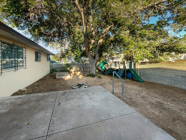 view of yard featuring a patio area