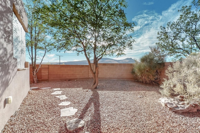 view of yard featuring a mountain view