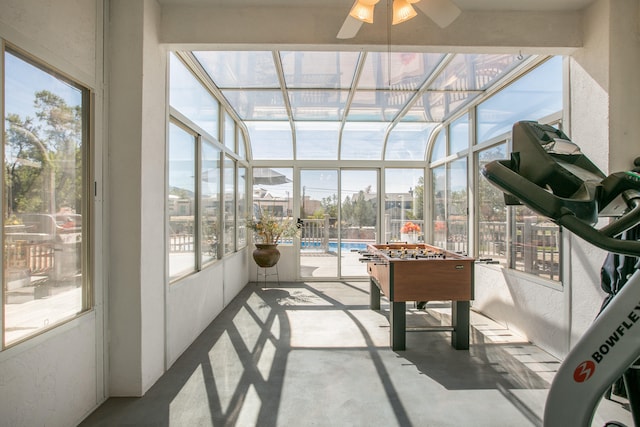 sunroom with ceiling fan