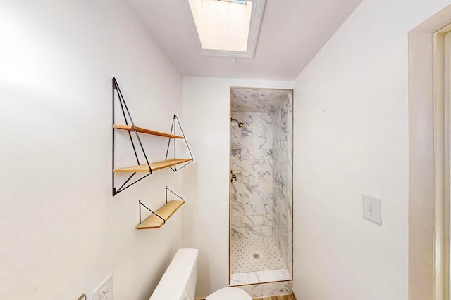 bathroom featuring toilet and tiled shower