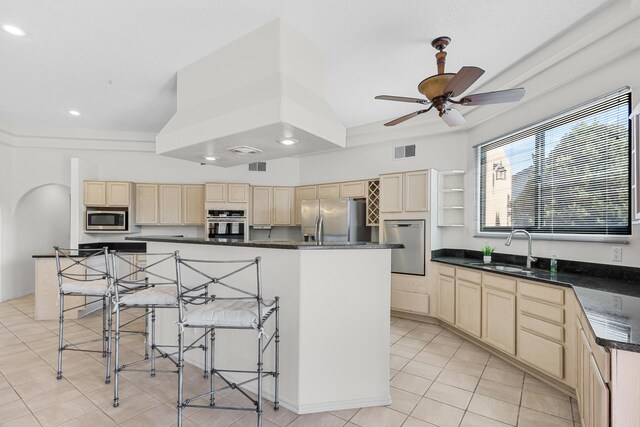 1220 Mesa Ridge Dr SW, Los Lunas, NM 87031 - kitchen with appliances with stainless steel finishes, light brown cabinets, a sink, a ceiling fan, and recessed lighting