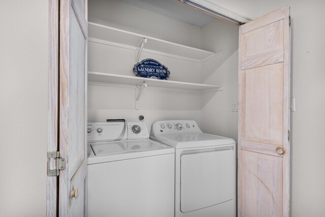 1220 Mesa Ridge Dr SW, Los Lunas, NM 87031 - laundry area with washing machine and dryer