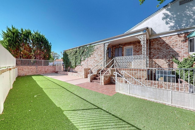 view of yard featuring a patio