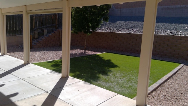 view of yard featuring a patio