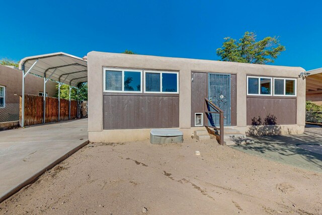 view of front facade featuring a carport