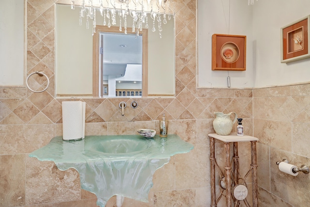 bathroom featuring tile walls