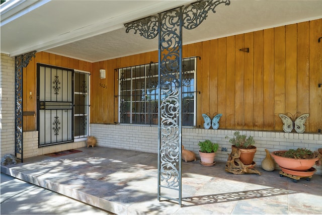 property entrance with covered porch