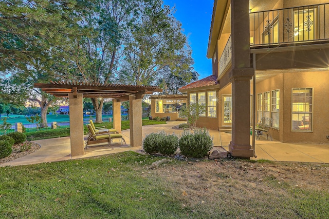 view of yard featuring a pergola and a patio area