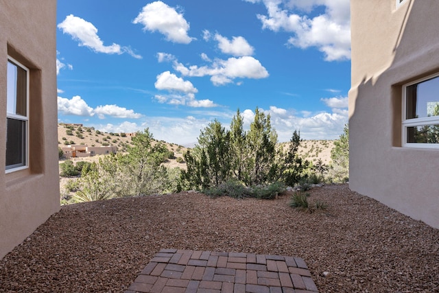 view of yard featuring a mountain view