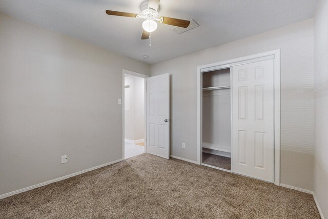 carpeted empty room featuring ceiling fan