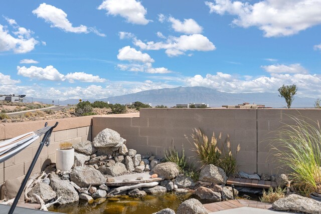 view of yard featuring a mountain view