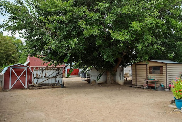 view of yard with a storage shed